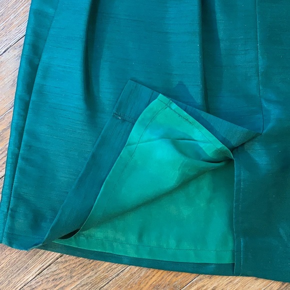 Kelly green suit short sleeve. Embroidery on front, fitted top. - Picture 6 of 6